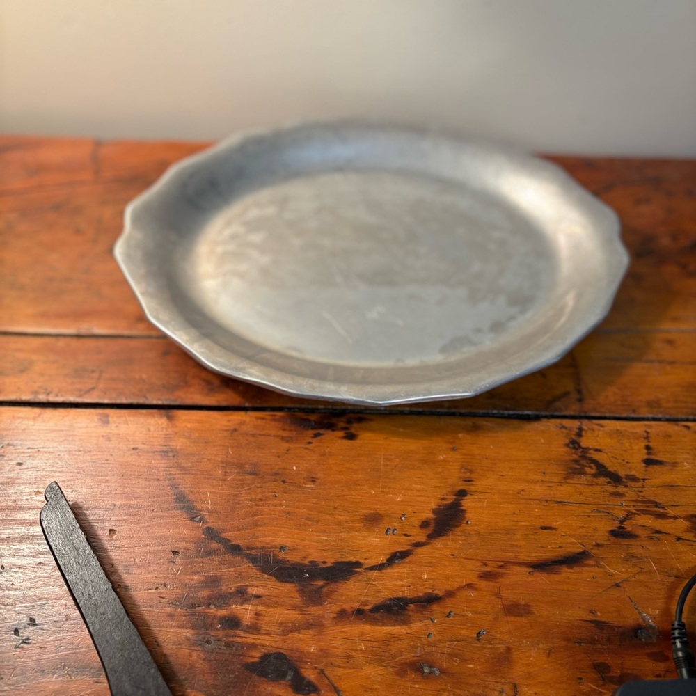 Vintage Wilton Co oval pewter platter 12” scalloped edges - Picture 5 of 10